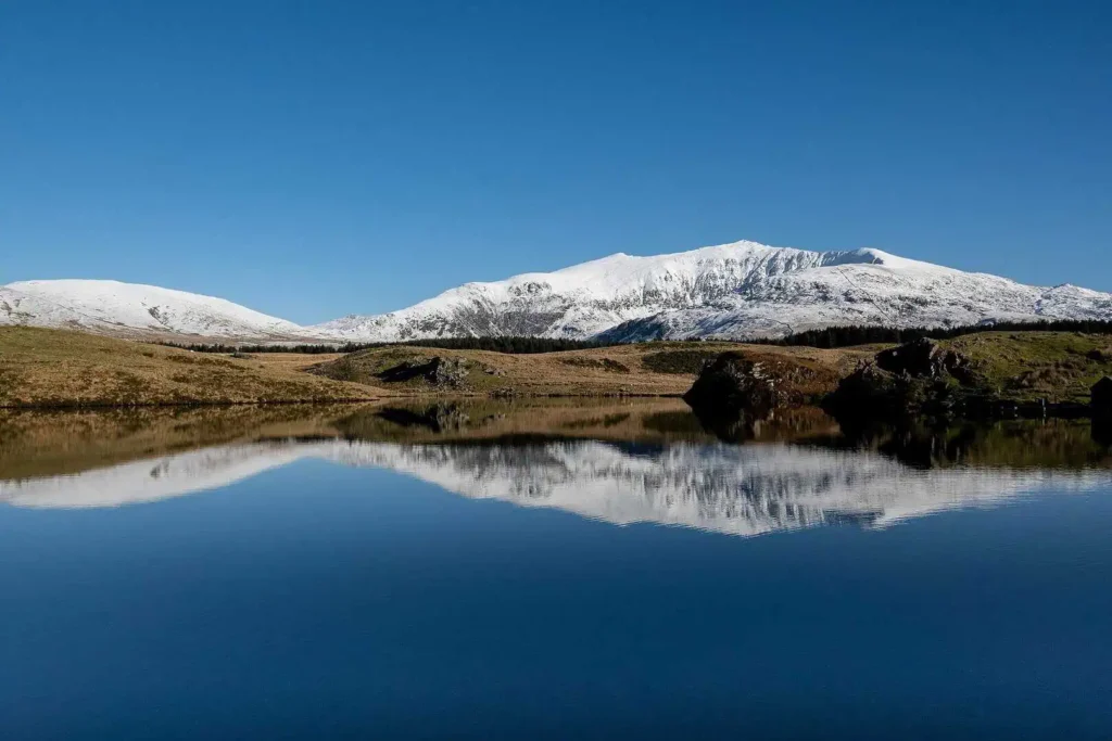 Conwy Valley Getaway | 2048px Yr Wyddfa Llyn y Dywarchen yn y Gaeaf