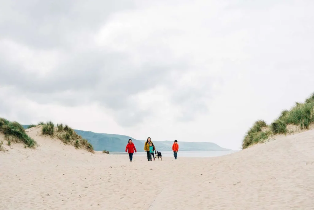 Conwy Valley Getaway | 683464 family enjoying a picnic on barmouth beach web optimised 1920px