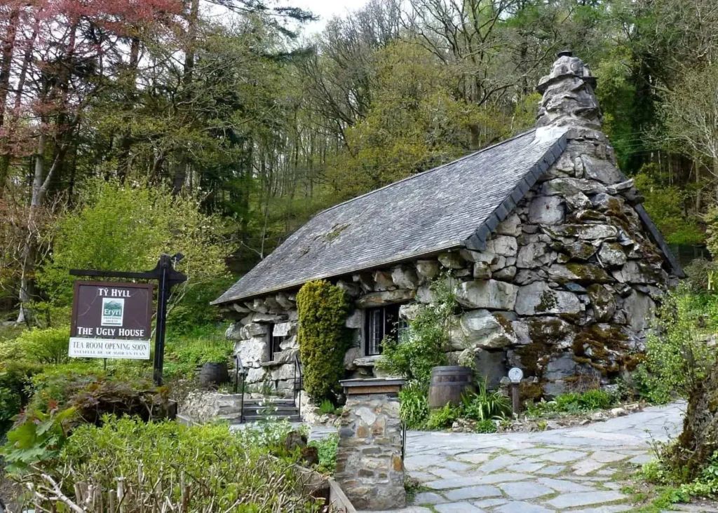 Conwy Valley Getaway | Ty Hyll The Ugly House Tŷ Hyll (The Ugly House) stone cottage on the A5 near Betws-y-Coed